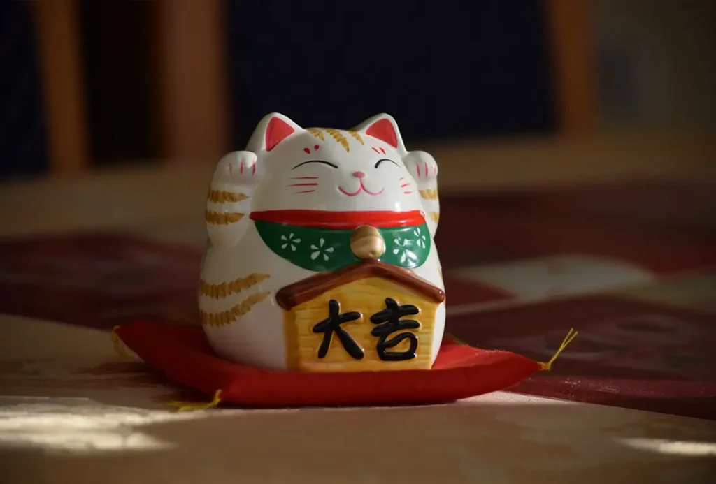 Gato-de-la-Suerte-Maneki-Neko-amuleto